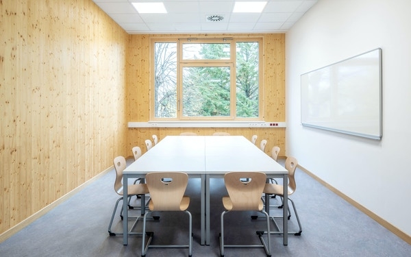 kleingruppe-klassenraum-schule-neudoerfler