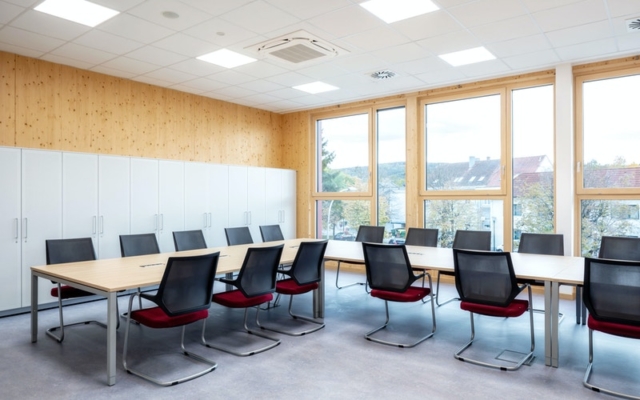 lehrerzimmer-konferenzzimmer-schule-neudoerfler